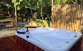 Casa da Árvore - Refúgio de Luxo com Jacuzzi e Vista para a Serra
